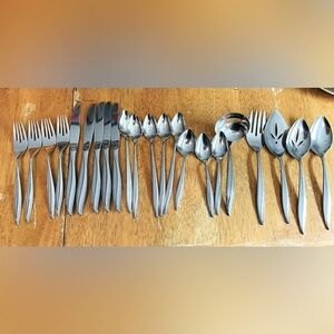 22 Vintage pieces of Oneida Oneidacraft
Deluxe TEXTURA Stainless Flatware